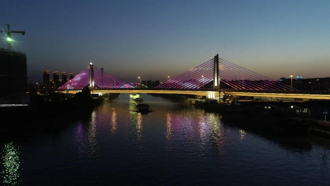 汽笛聲中白鷺飛，長(zhǎng)虹托起夜明珠——共賞東塘大橋夜景